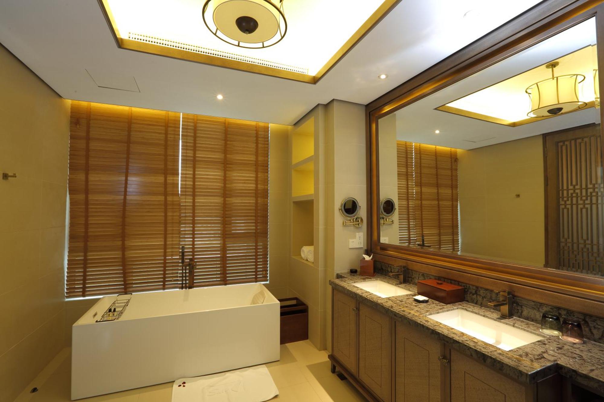 S&N Zhejiang Linhai International Hotel Exterior photo