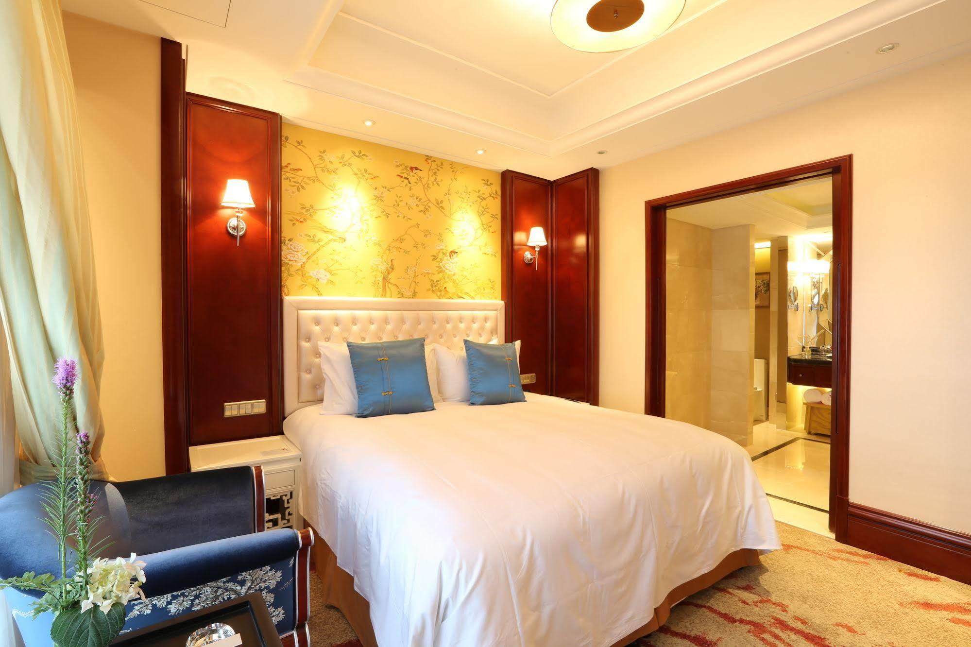 S&N Zhejiang Linhai International Hotel Exterior photo